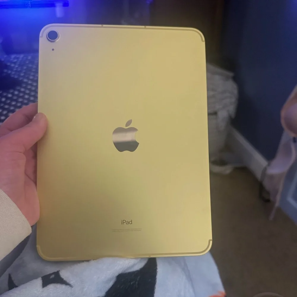 Yellow Apple IPAD 10th Generation 65 GB